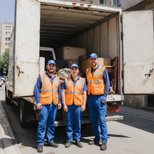 Момчета с камион за звозване на стари мебели до сметище